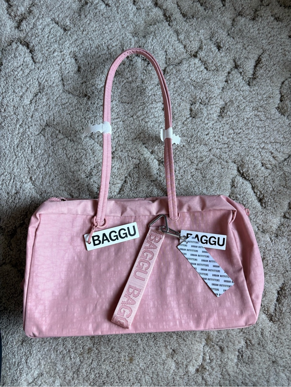 BAGGU bundle Medium Bowler bag and logo keychain in Rose Tan